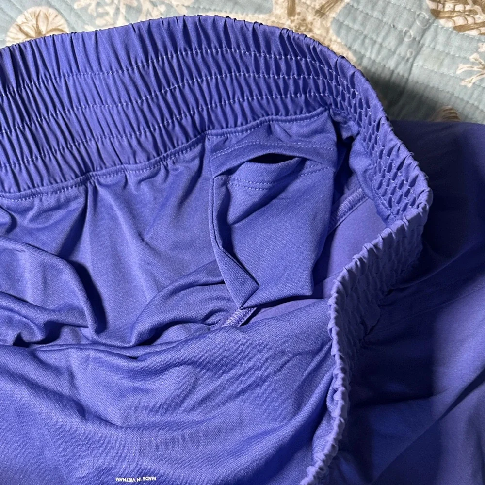 GAP Women's Iris Athletic Shorts - Picture 4 of 4